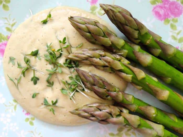 Grüner Spargel mit Sauce Hollandaise (roh vegan)