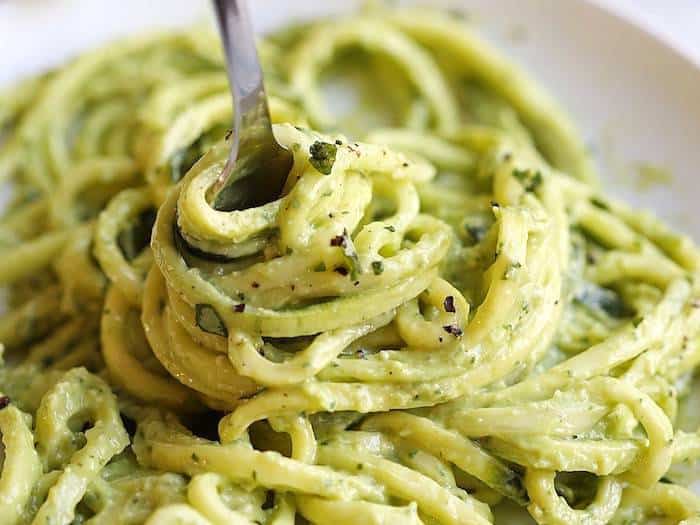 Zucchini Spaghetti mit rohveganer Sahnesauce